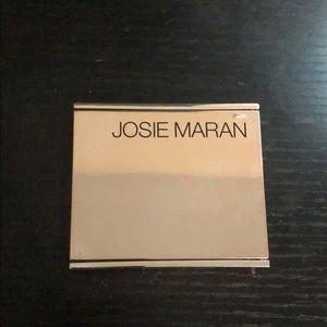 Eyeshadow pallete w/ Argan oil infused eyeshadows.